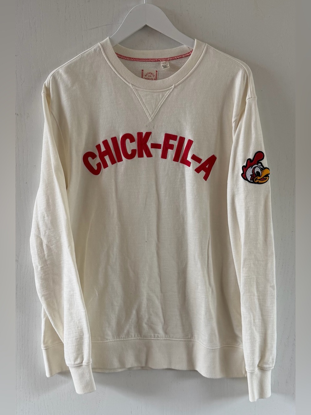Chick-fil-A Sweatshirt Mens XL White Crewneck Embroidered Logo Patch Mascot
